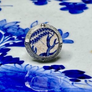 Bague en argent avec un tesson de faïence "bleu et blanc".