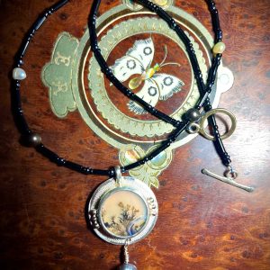 Collier avec pendentif en argent composé d'une agate dendritique, de perles Keishi de Tahiti, perles d'eau douce, onyx, perles de verre.