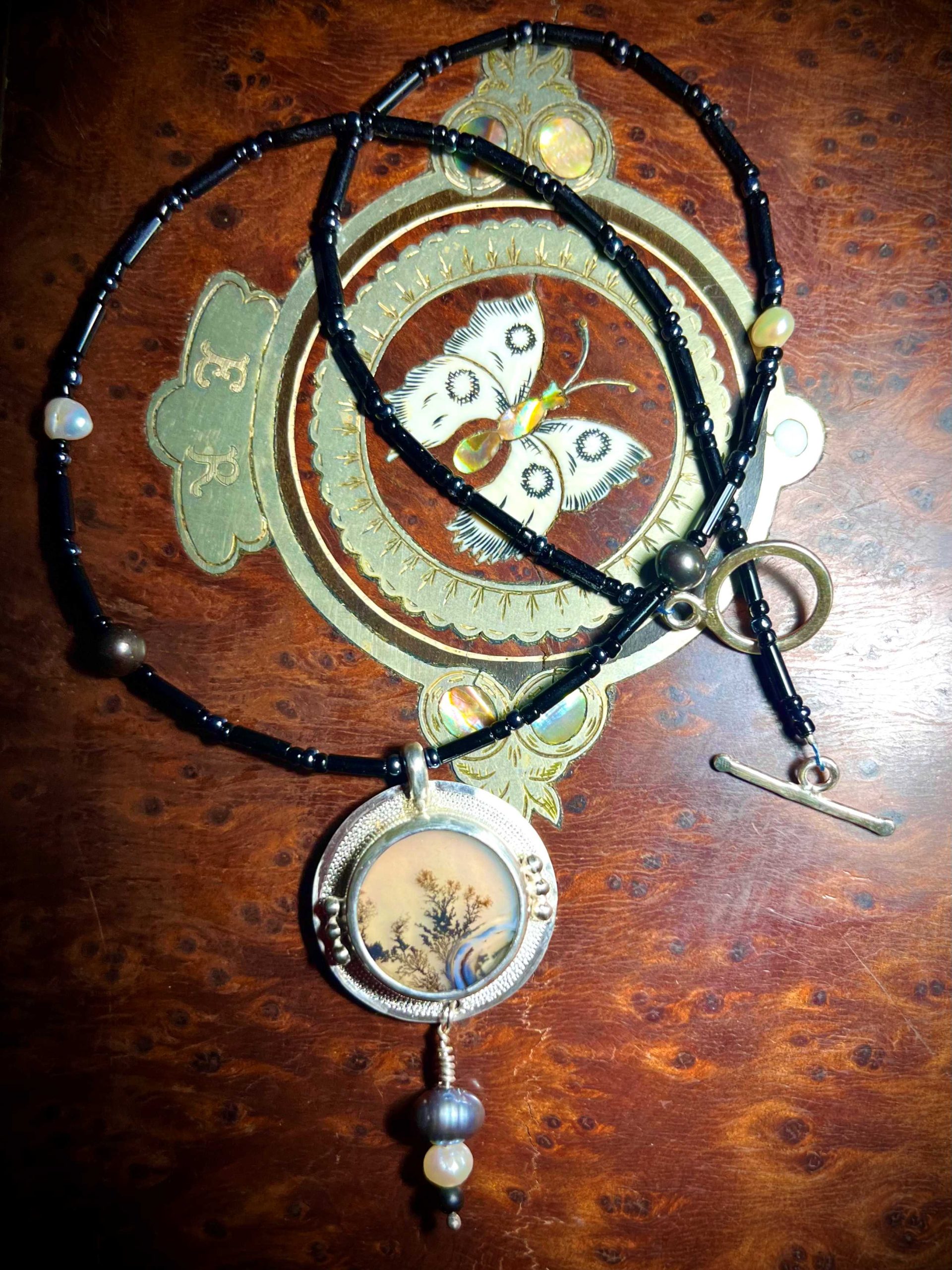 Collier avec pendentif en argent composé d'une agate dendritique, de perles Keishi de Tahiti, perles d'eau douce, onyx, perles de verre.