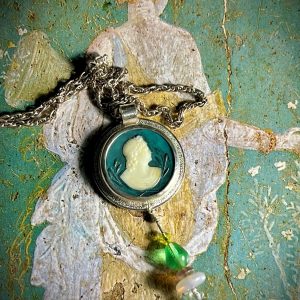 Pendentif composé d'un camée en pate de verre et de perles de Bohème.
