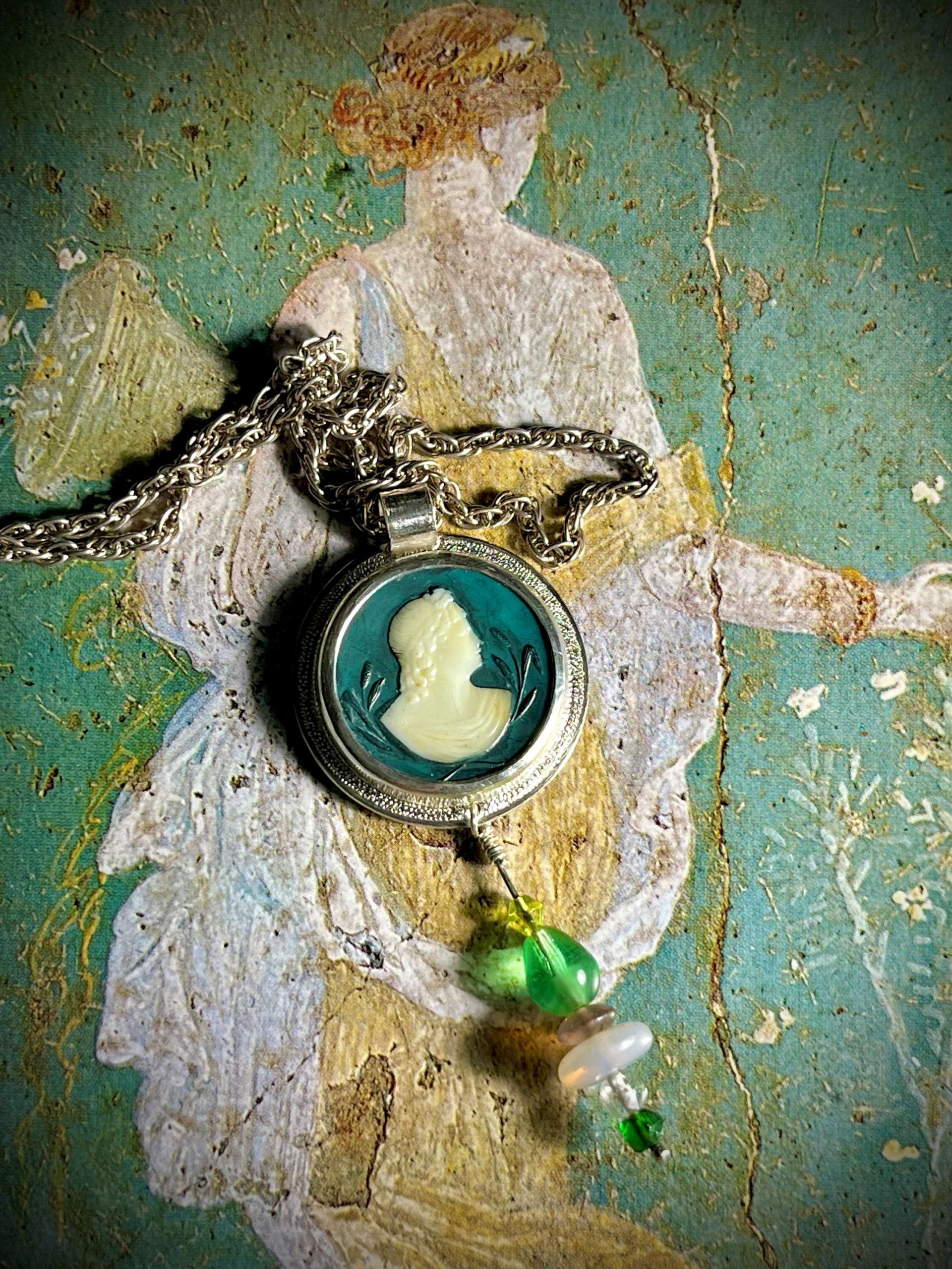 Pendentif composé d'un camée en pate de verre et de perles de Bohème.