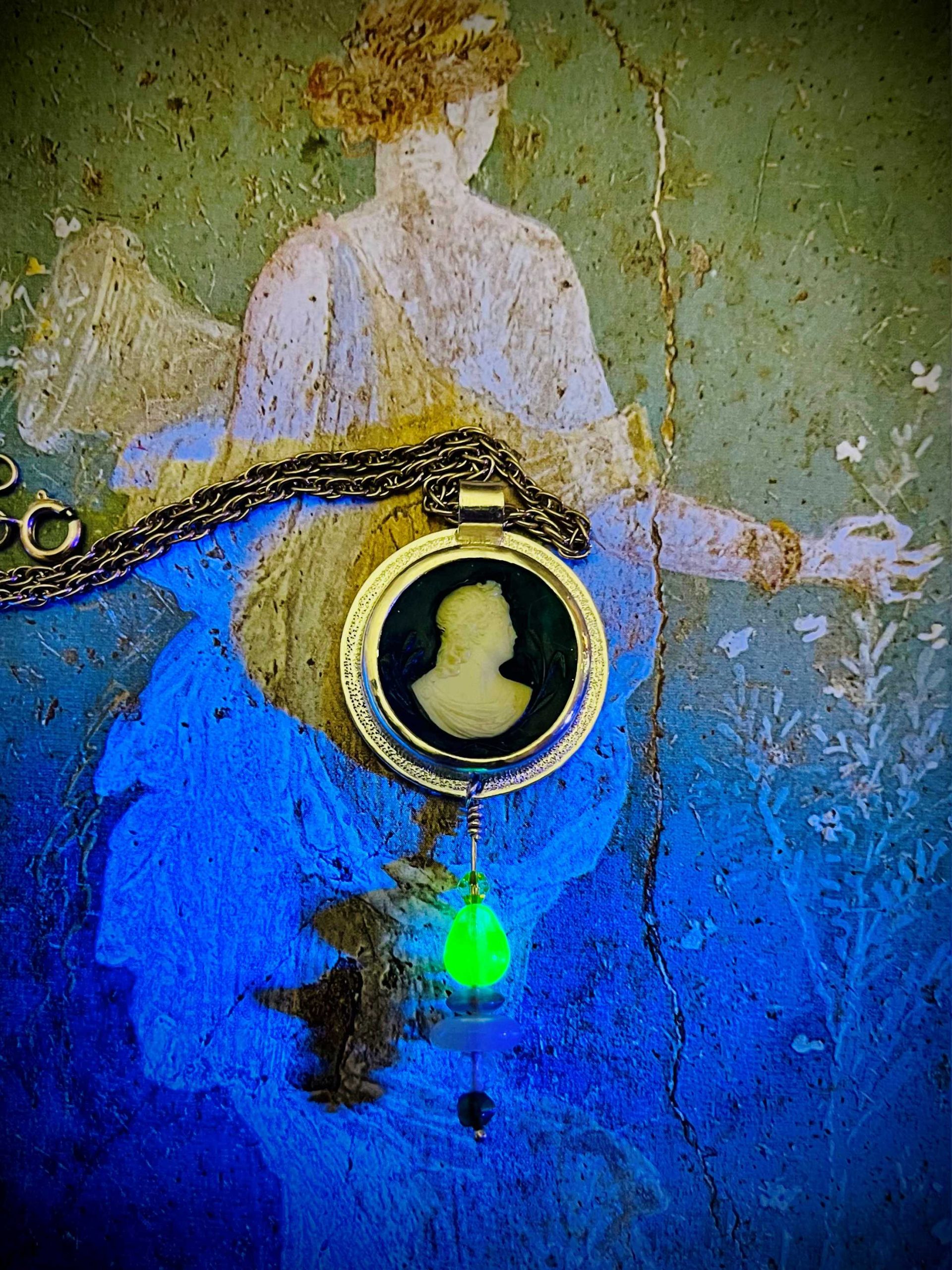 Pendentif composé d'un camée en pâte de verre et de perles de Bohème.