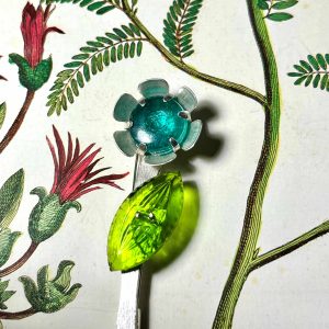 Broche en argent et boutons en verre de Bohème anciens collectés.