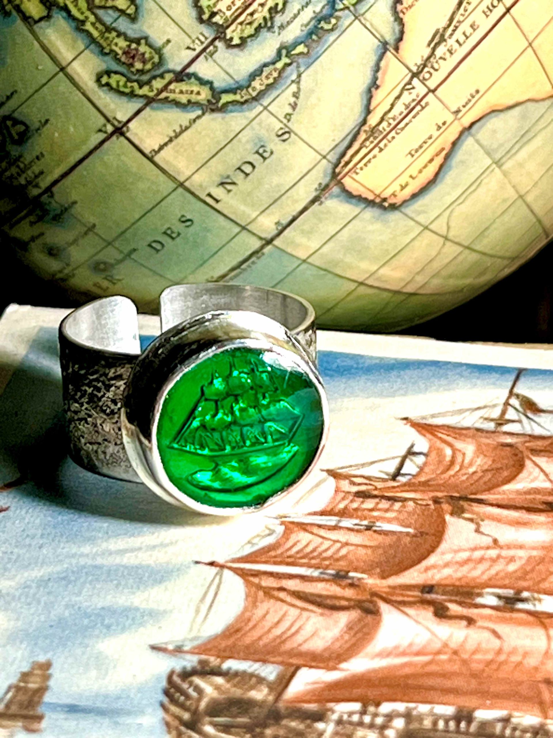 Bague en argent 925 et cabochon de verre de Bohème décoré d'un 3 mats en intaglio.