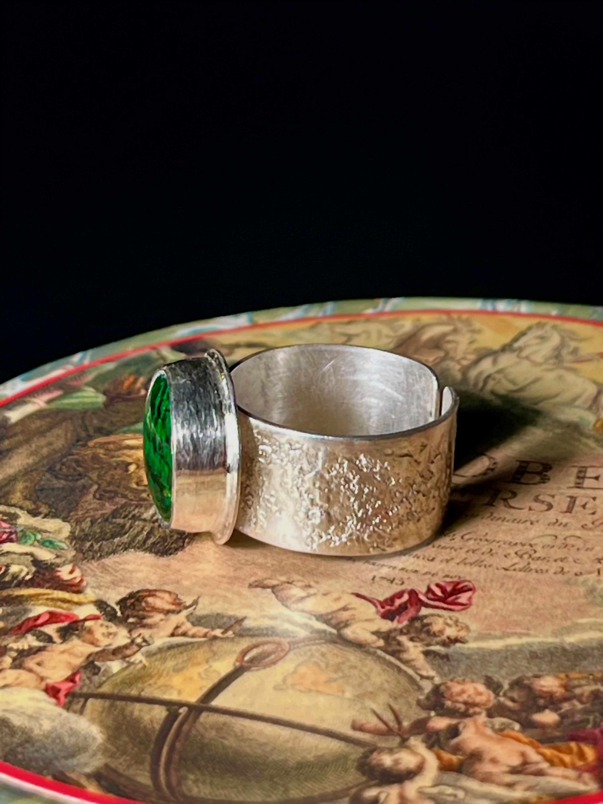Bague en argent 925 et cabochon de verre de Bohème décoré d'un 3 mats en intaglio.