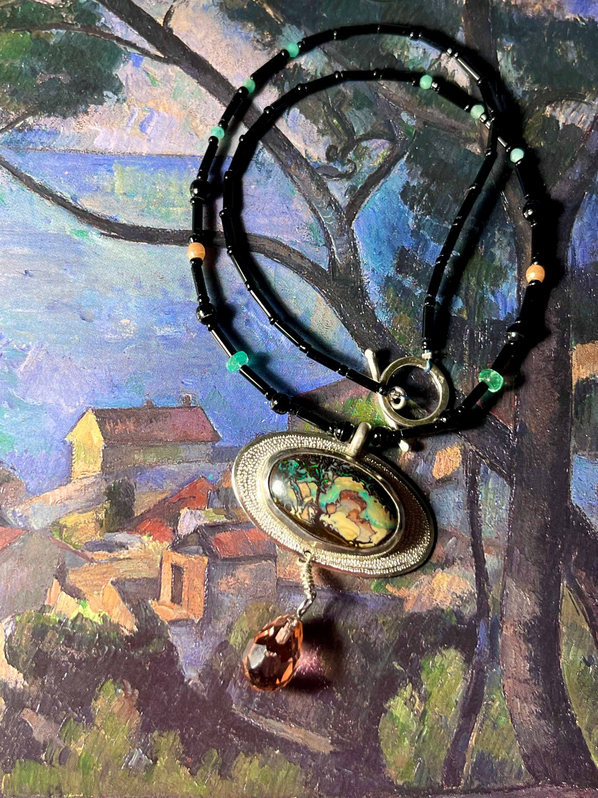 Collier avec pendentif en argent, opale boulder, cristal de Bohème art déco, perles d'émeraude et perles de Briare irisées.