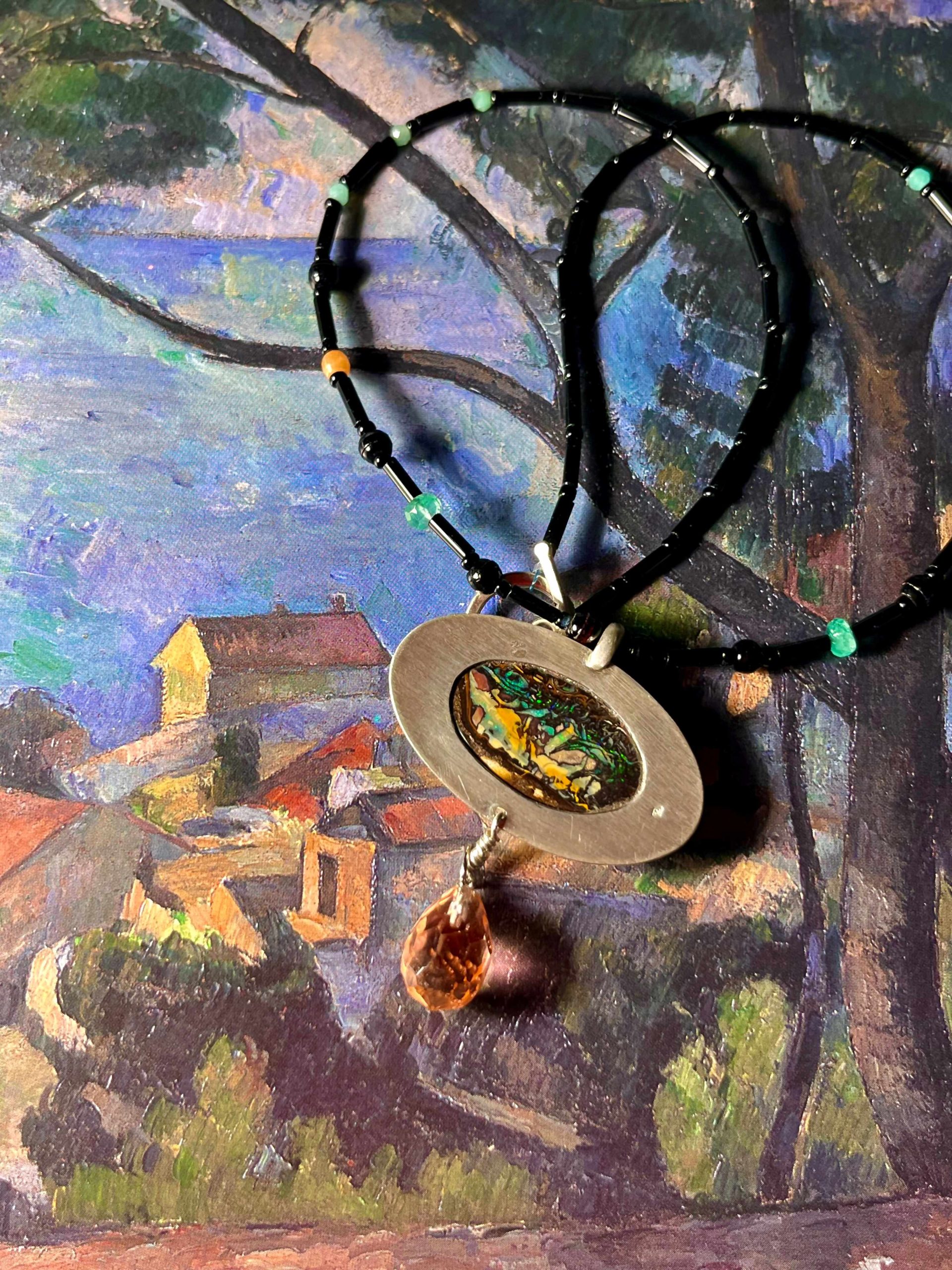 Collier avec pendentif en argent, opale boulder, cristal de Bohème art déco, perles d'émeraude et perles de Briare irisées.
