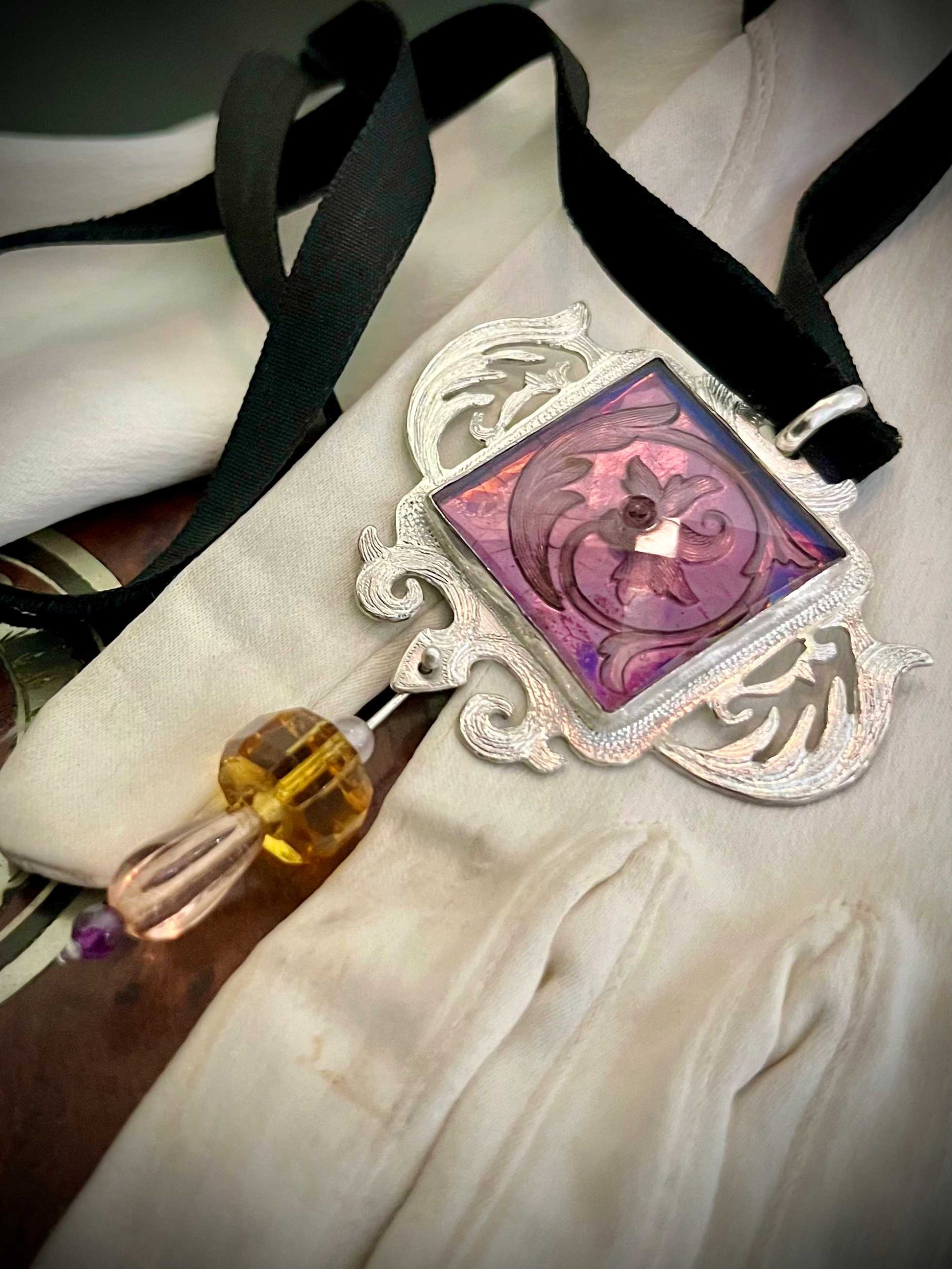 Pendentif en argent avec pate de verre de Bohème art nouveau représentant un lys en intaglio et perles en cristal de Bohème années 1900.