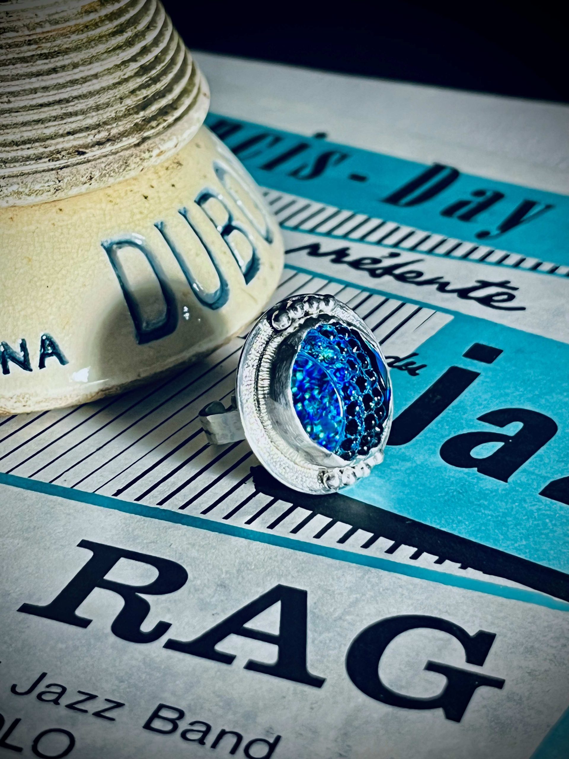 Bague en argent et cabochon en verre de Bohème Art Déco.