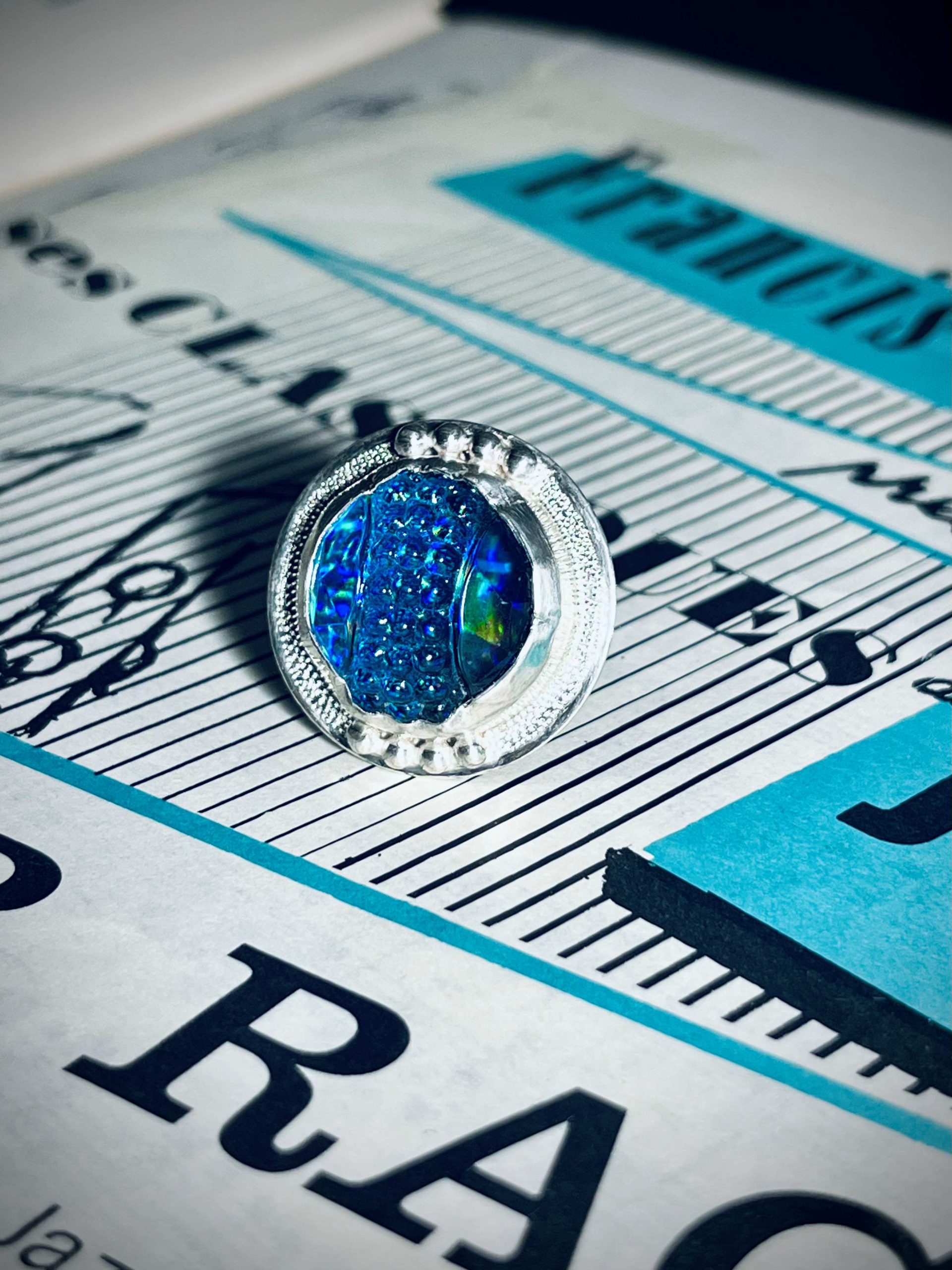 Bague en argent et cabochon en verre de Bohème Art Déco.
