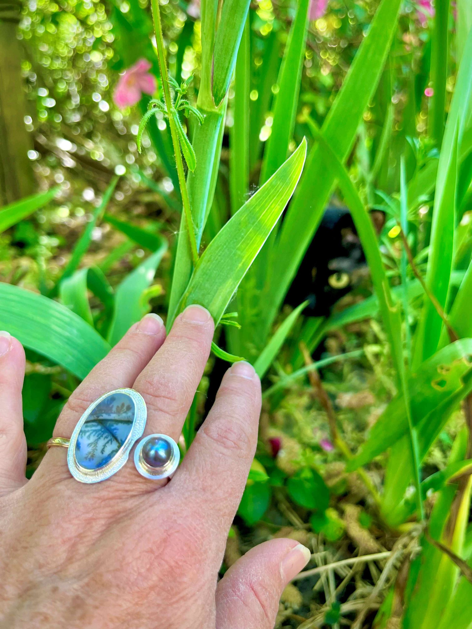 Bague double en argent avec agate dendritique et perle keishi de Tahiti.