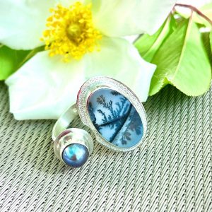 Bague double en argent avec agate dendritique et perle keishi de Tahiti.