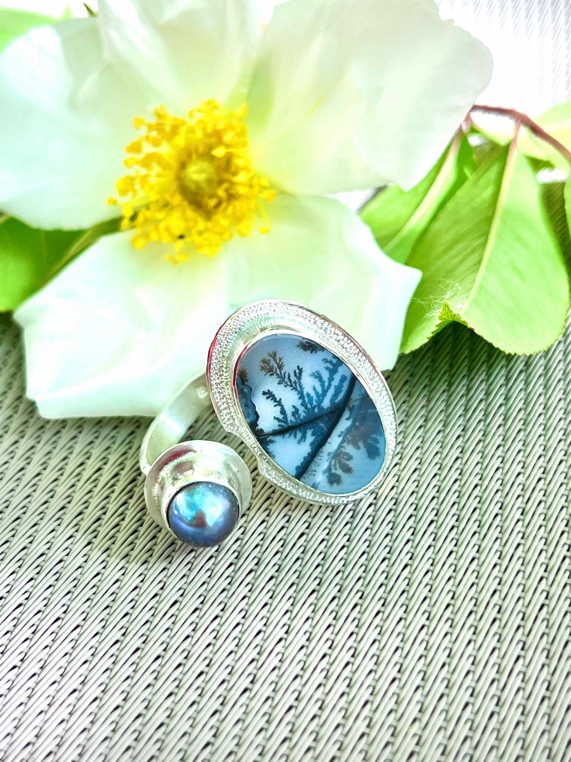 Bague double en argent avec agate dendritique et perle keishi de Tahiti.