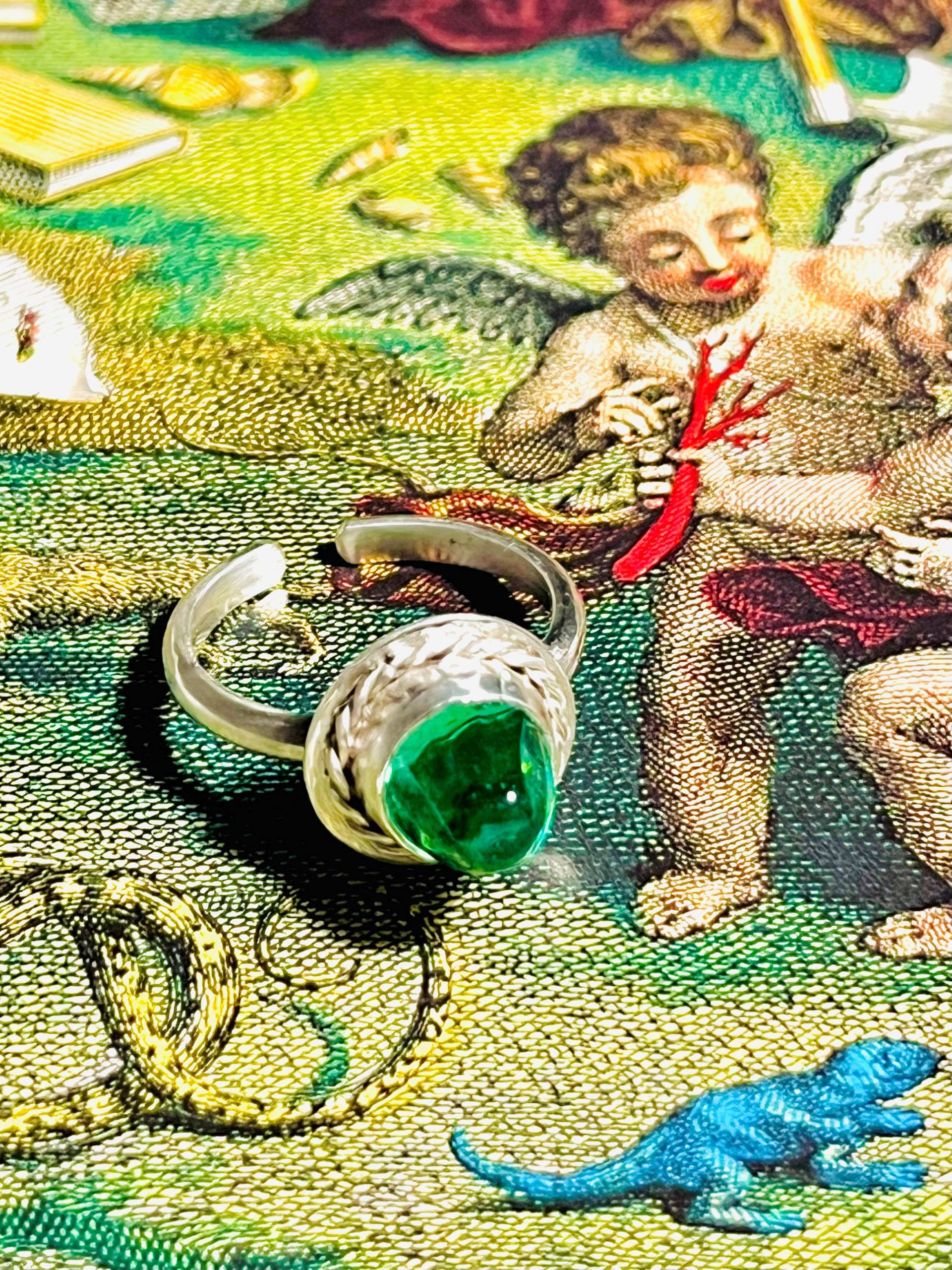 Bague en argent 925 et cabochon de verre de Bohème des années 1920.