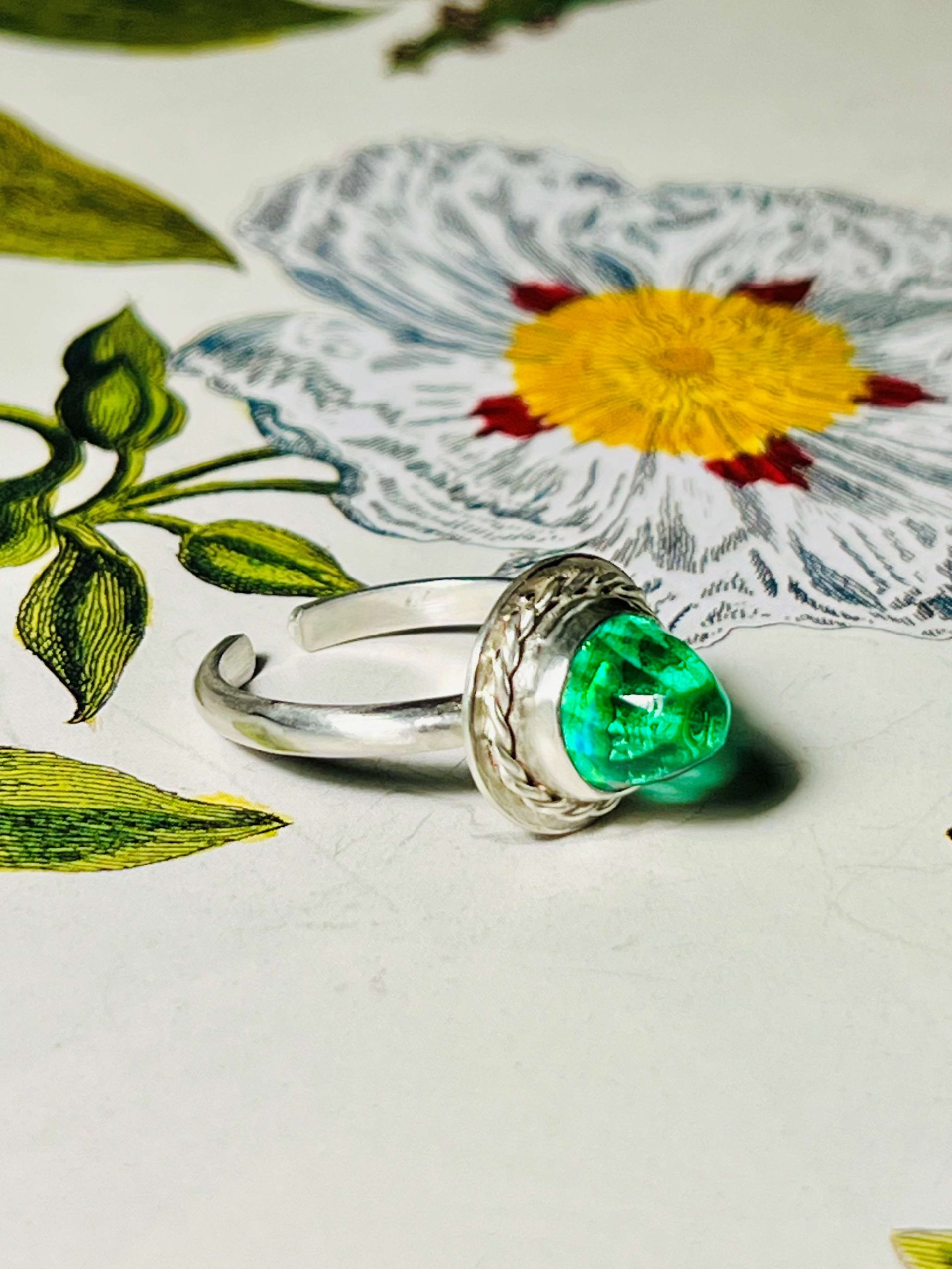 Bague en argent 925 et cabochon de verre de Bohème des années 1920.
