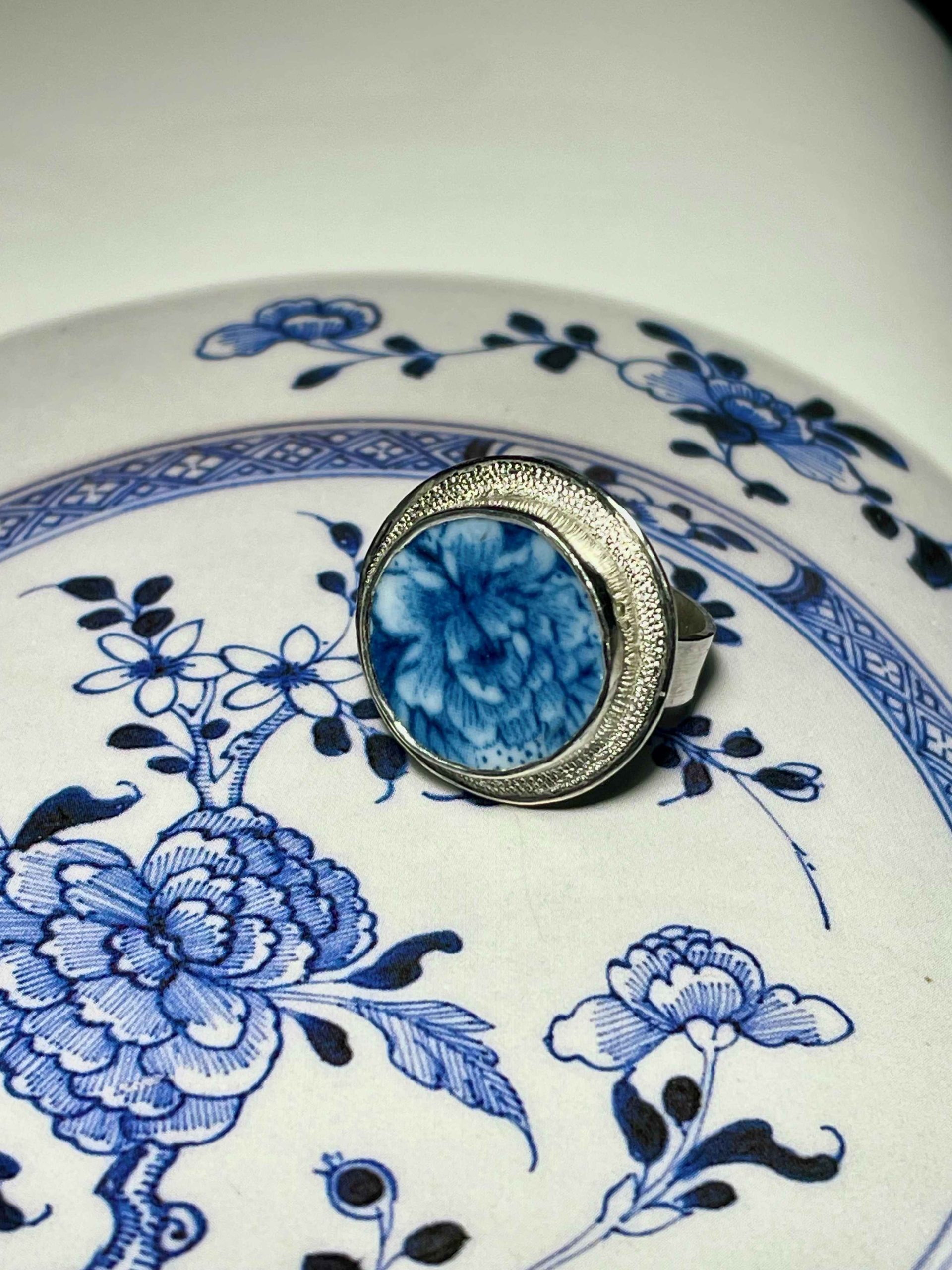 Bague en argent 925 et tesson de porcelaine chinoise.
