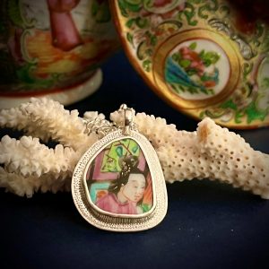 Pendentif en argent avec en serti un tesson de porcelaine de Canton XIX eme siècle.