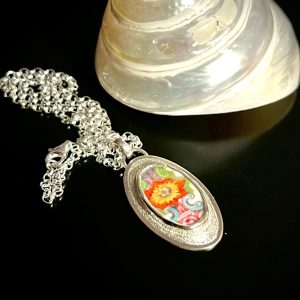 La Petite Pivoine": pendentif en argent 925 et morceau de porcelaine du XVIII eme siècle à décor fleuri.