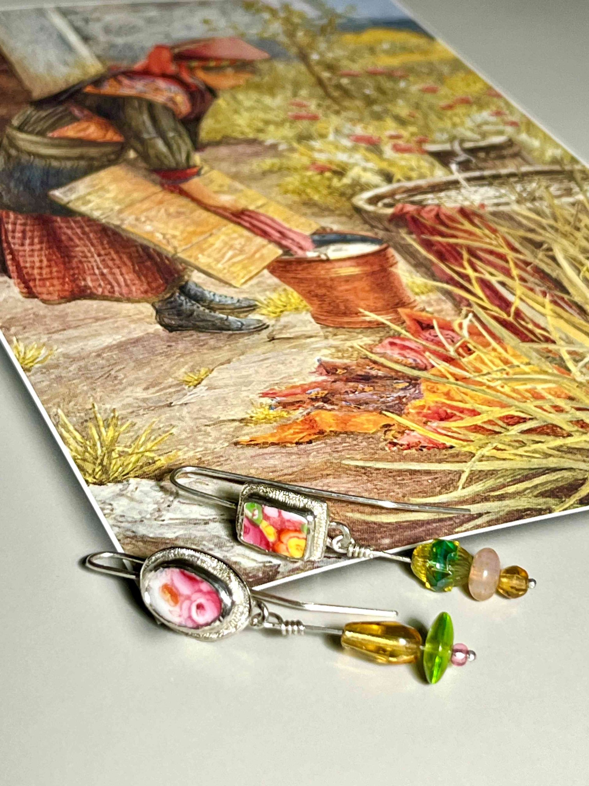 Boucles d'oreille en argent avec en serti des fragments de porcelaine décorés de roses et des perles de Bohème art déco.