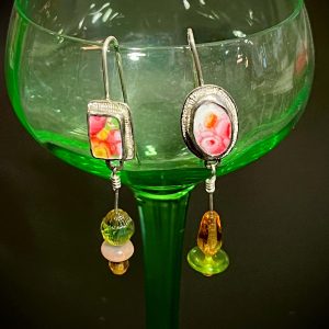 Boucles d'oreille en argent avec en serti des fragments de porcelaine décorés de roses et des perles de Bohème art déco.