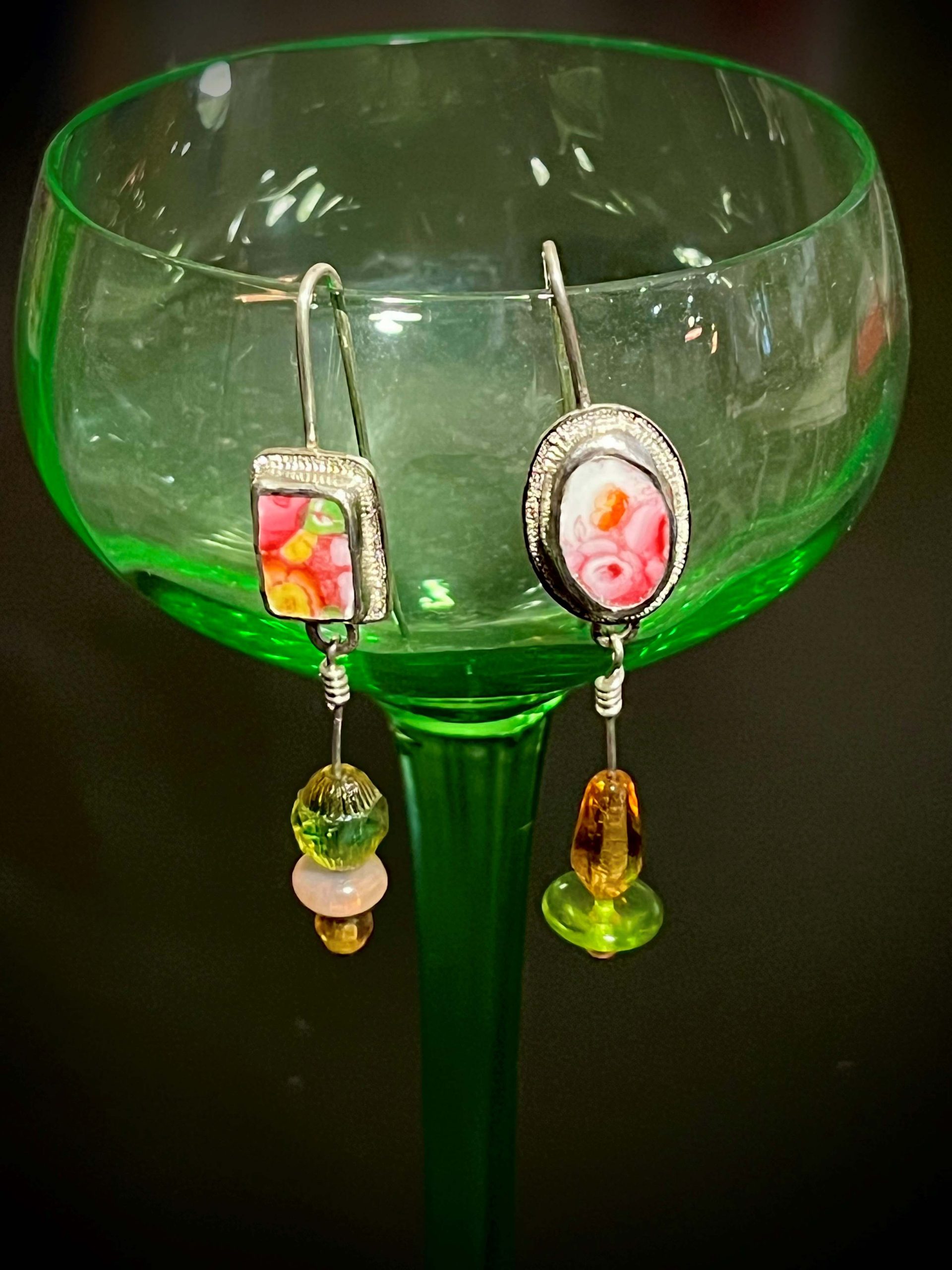 Boucles d'oreille en argent avec en serti des fragments de porcelaine décorés de roses et des perles de Bohème art déco.