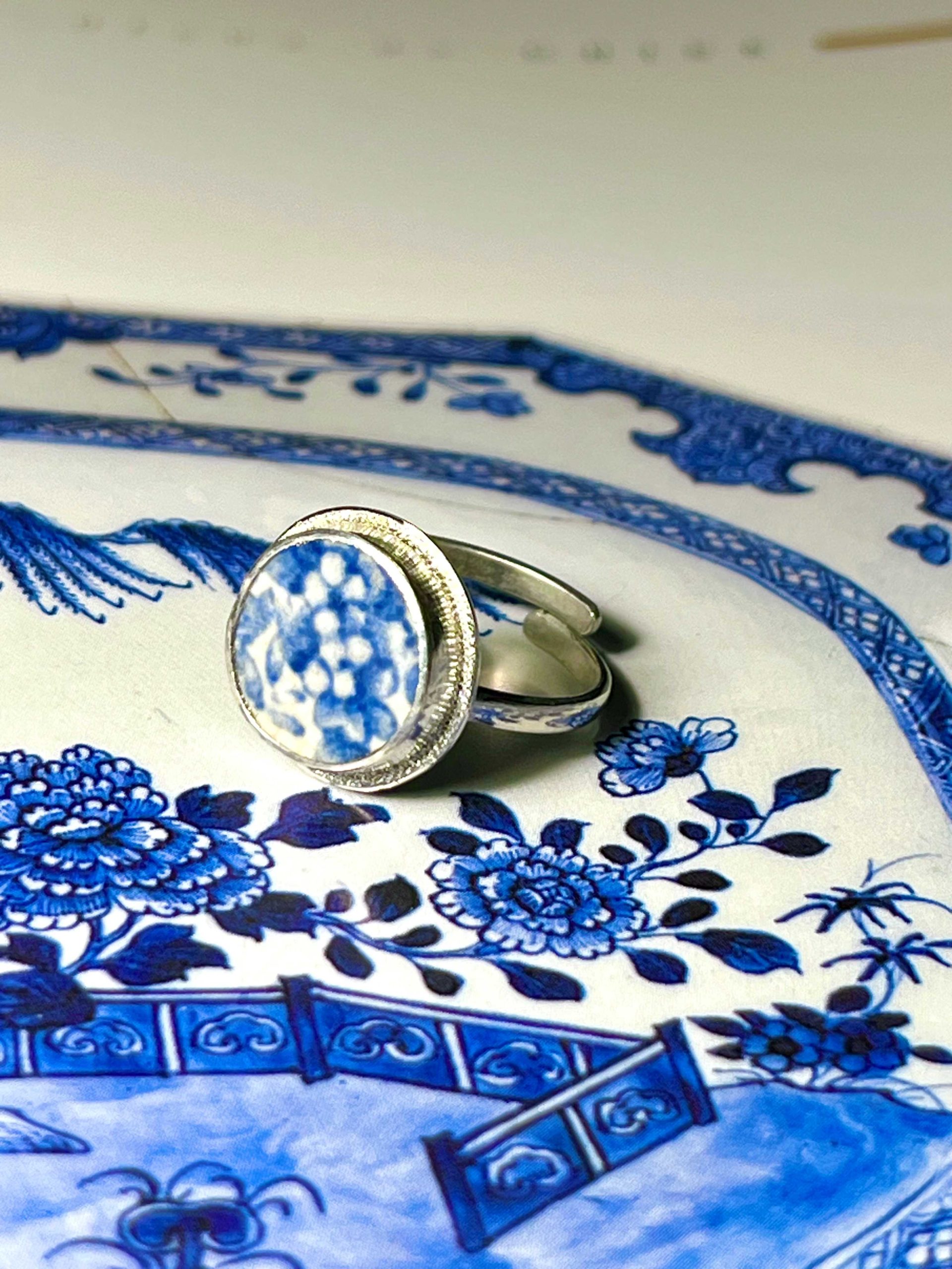 Bague en argent massif avec en serti un tesson de faïence anglaise du XIX eme siècle.
