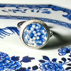 Bague en argent massif avec en serti un tesson de faïence anglaise du XIX eme siècle.