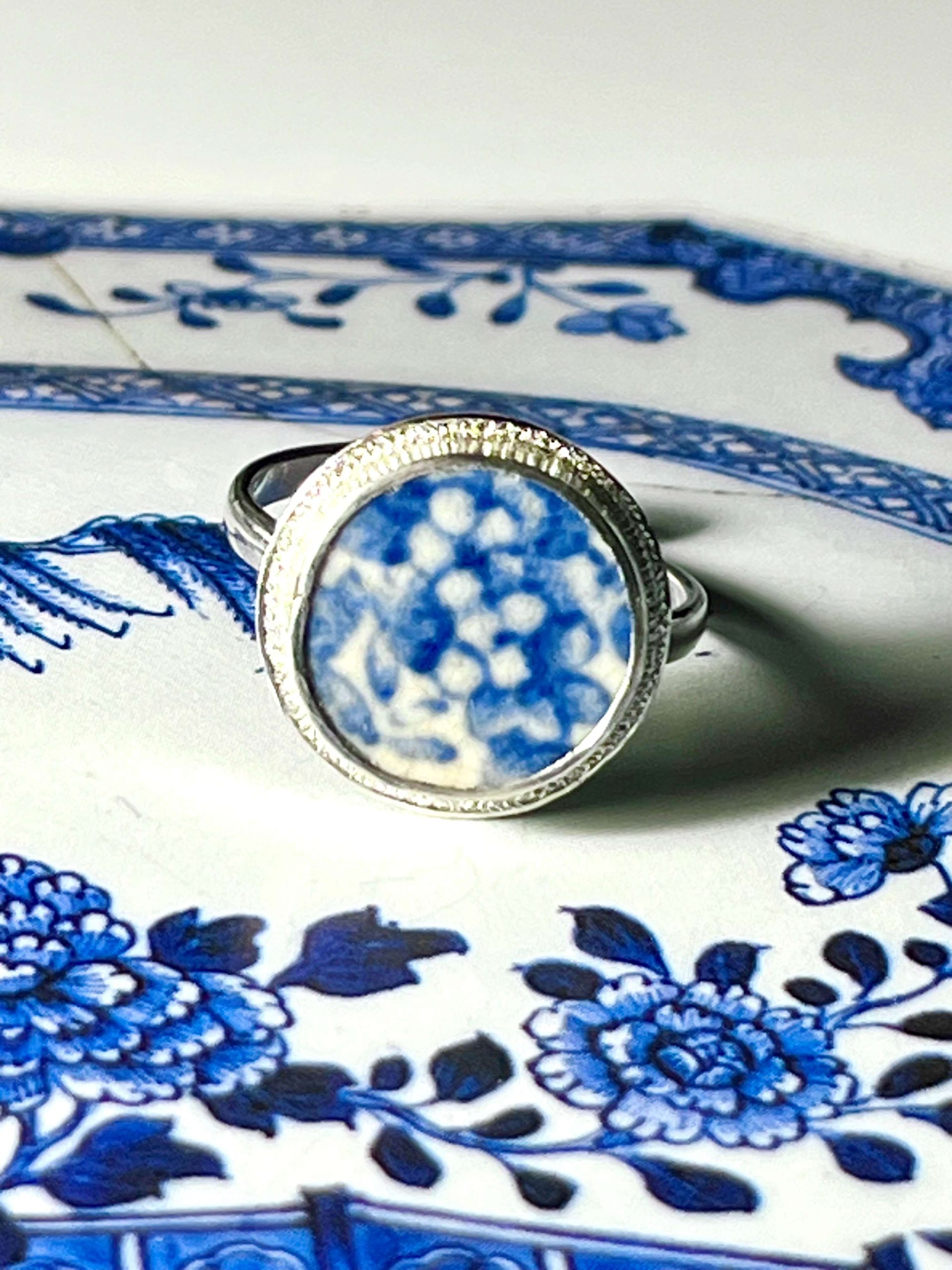 Bague en argent massif avec en serti un tesson de faïence anglaise du XIX eme siècle.