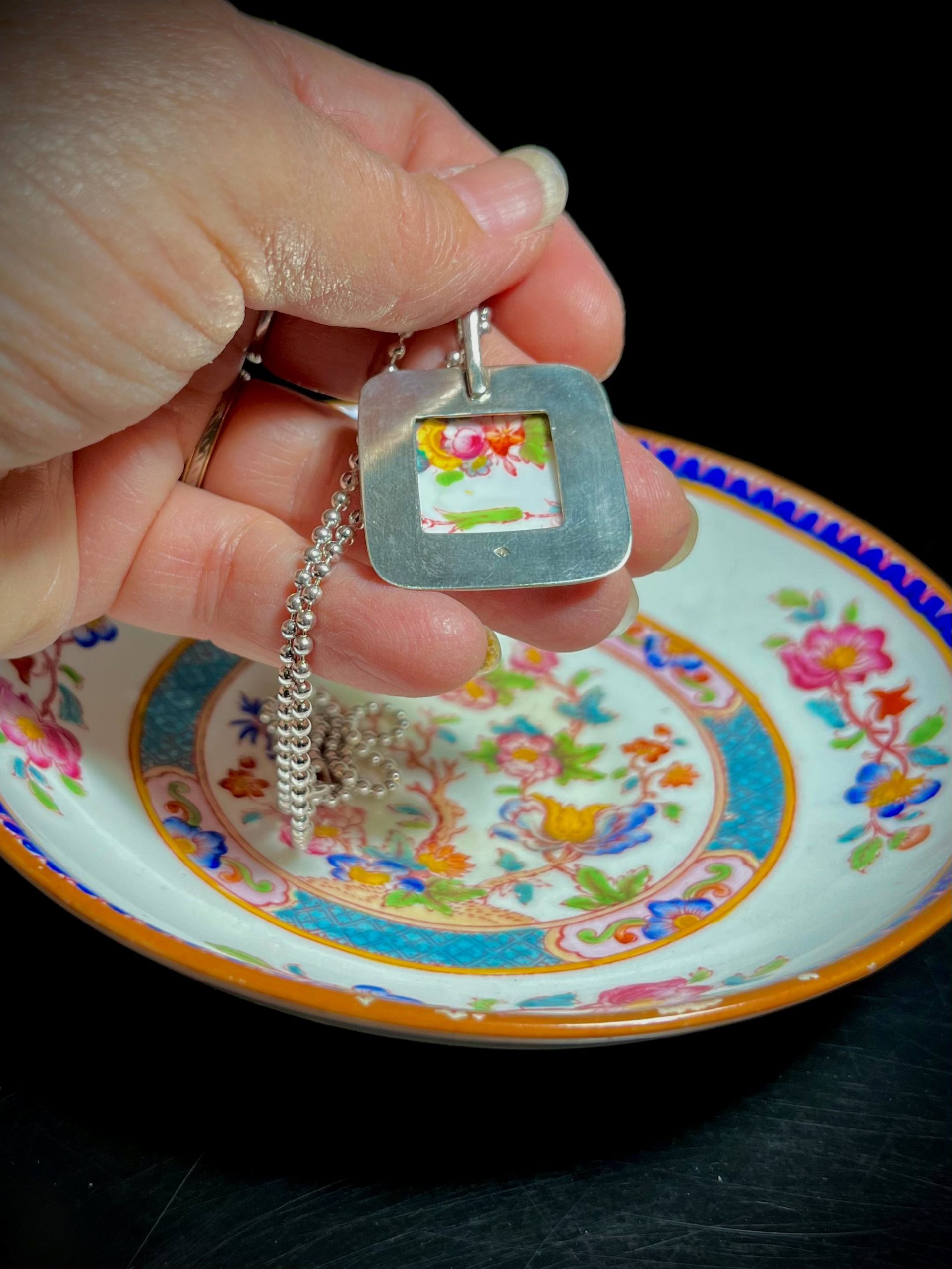 Pendentif en argent avec en serti un morceau de porcelaine anglaise de la fin du XIX eme siècle.
