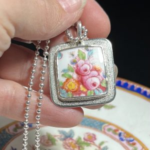 Pendentif en argent avec en serti un morceau de porcelaine anglaise de la fin du XIX eme siècle.