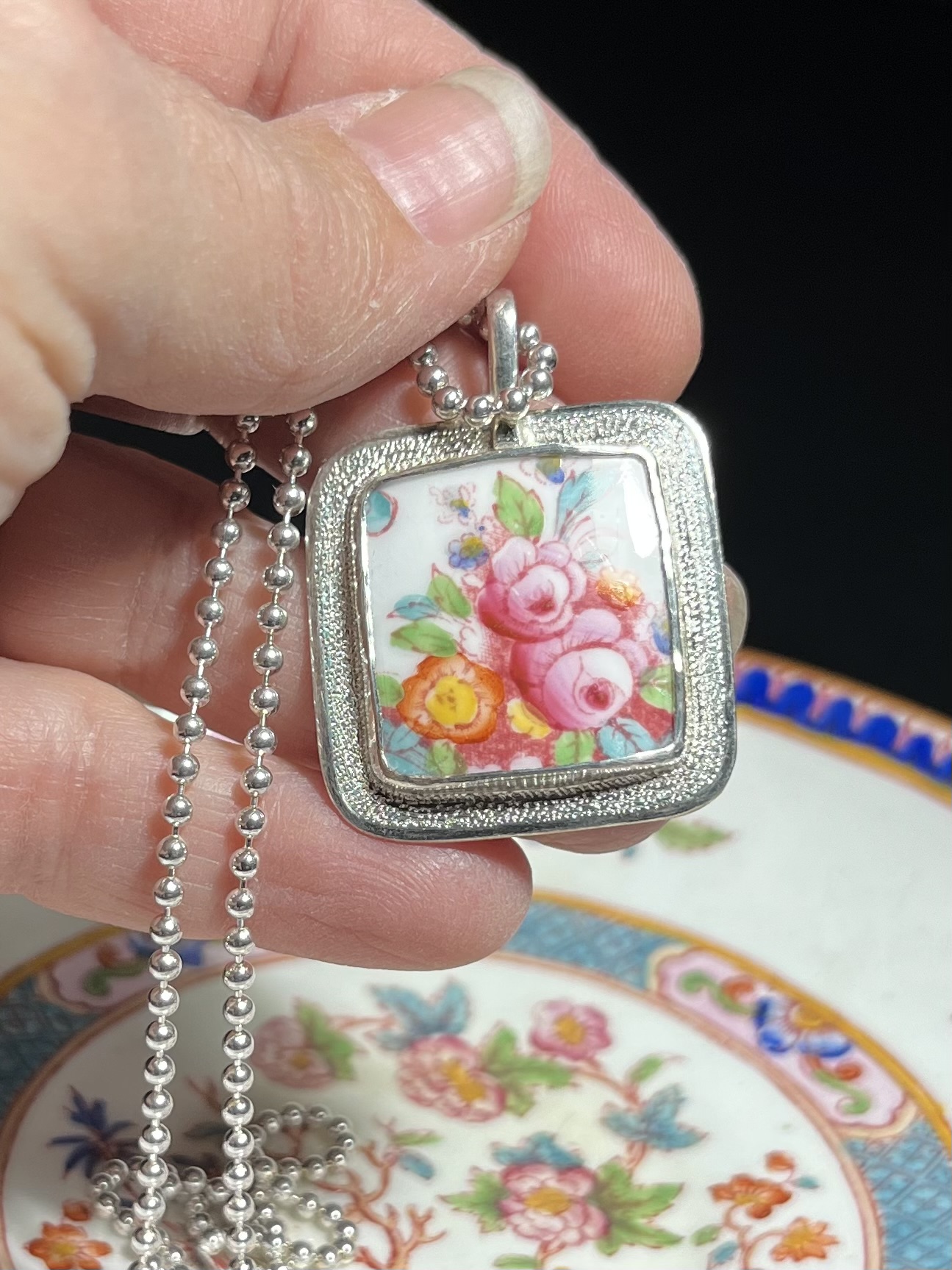 Pendentif en argent avec en serti un morceau de porcelaine anglaise de la fin du XIX eme siècle.